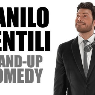 Danilo Gentili no palco durante show de stand-up, com público rindo em ambiente tipo comedy club