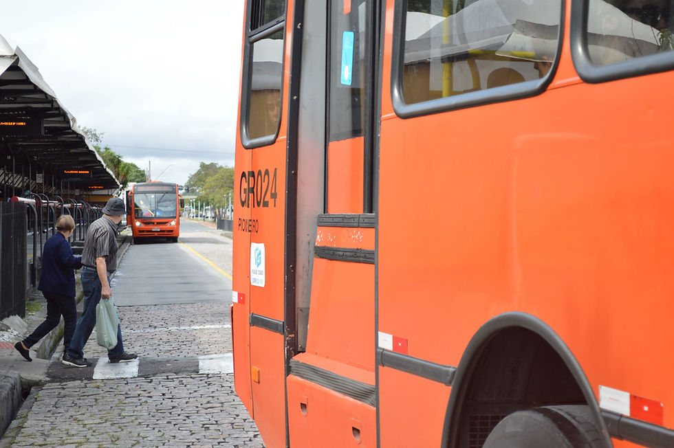 Imagem ilustrativa do transporte público de Curitiba com bilhetagem integrada