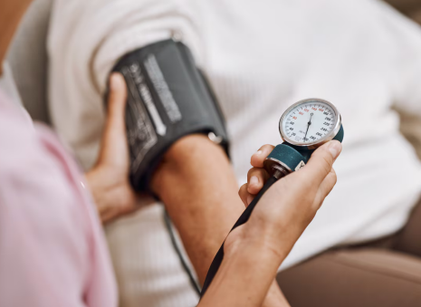 Auditório do Congresso Paranaense de Cardiologia com especialistas em palco durante mesa sobre IA e saúde cardiovascular