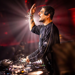 Público em evento de música eletrônica em Curitiba