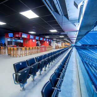 Vista interna de camarote premium na Choperia Arena Brahma durante show na Arena da Baixada