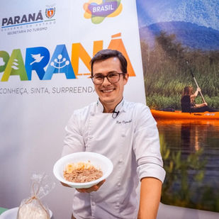 Rui Morschel servindo barreado do litoral do Paraná em evento internacional de turismo em Lisboa