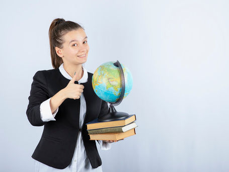 Estudante brasileiro analisando mitos e verdades sobre cursar faculdade no exterior, oportunidades e desafios da educação internacional.