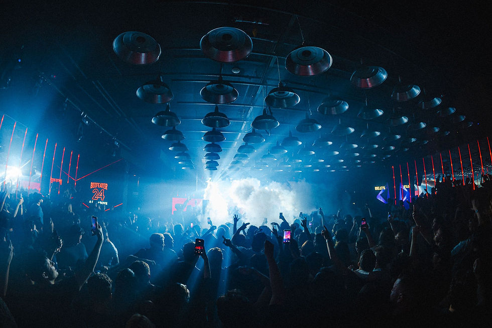 Pista de dança do +55 em Curitiba com DJ se apresentando durante evento de música eletrônica