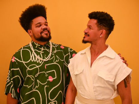 Amaro Freitas e Zé Manoel ao piano no palco, iluminados, em apresentação musical na CAIXA Cultural Curitiba, celebrando o Clube da Esquina.
