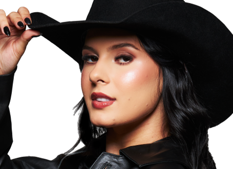 Ana Castela em apresentação no Teatro Positivo em show intimista com público próximo ao palco