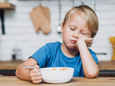 Criança cansada com falta de apetite