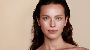 Mulher em processo de emagrecimento saudável com acompanhamento médico e foco em preservação da pele e massa muscular