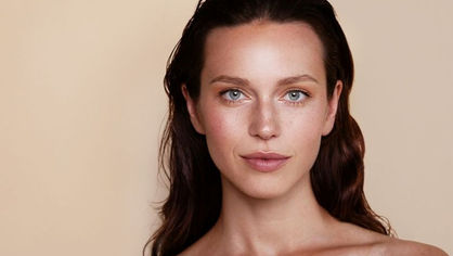 Mulher em processo de emagrecimento saudável com acompanhamento médico e foco em preservação da pele e massa muscular