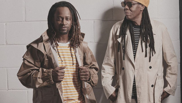 Banda Cidade Negra em show da turnê De Agora em Diante com Toni Garrido no palco