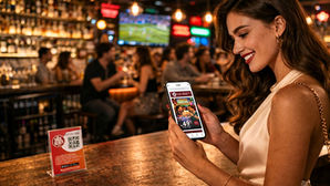 Pessoa utilizando aplicativo de bares em Curitiba para aproveitar promoção de bebidas em dobro