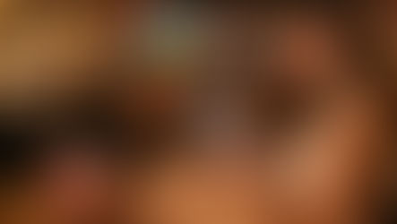 Pessoa utilizando aplicativo de bares em Curitiba para aproveitar promoção de bebidas em dobro