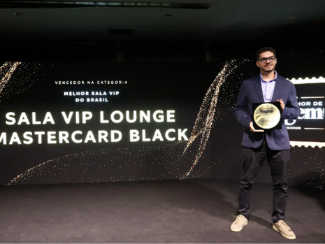 Rafael Menezes, Diretor de Produtos da Mastercard Brasil, recebendo o prêmio de “Melhor Sala VIP do Brasil” na noite de celebração do Prêmio Melhores de Viagem e Turismo 2025/2026