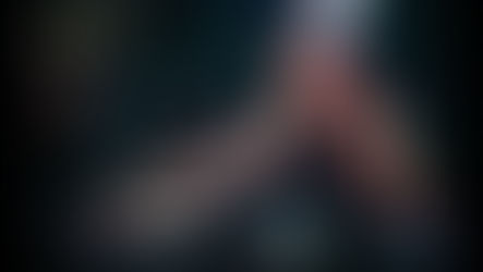 DJ Charlotte de Witte se apresentando em festival de música eletrônica com público e luzes na Pedreira Paulo Leminski