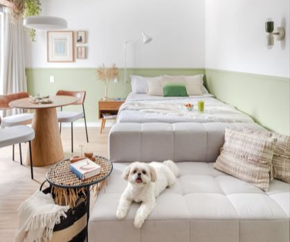 Sala moderna com espaço dedicado para pets: nicho com cama de cachorro embutida, prateleiras para gatos e materiais resistentes a arranhões