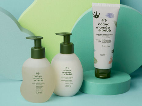 Linha Natura Mamãe e Bebê Cachinhos e Crespinhos com shampoo, condicionador e creme