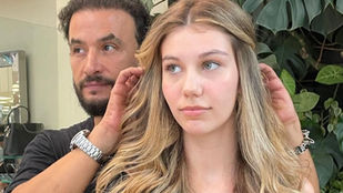 Mãos de cabeleireiro aparando pontas do cabelo para promover crescimento e saúde dos fios