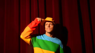 Jason Mraz se apresentando ao vivo no palco com violão durante show da Return to South America Tour em Curitiba no Teatro Positivo