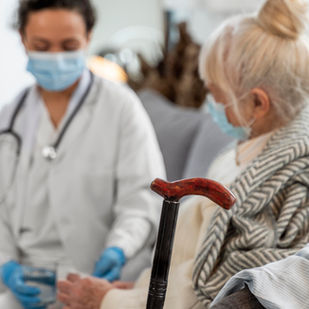 Investidor analisa dados financeiros sobre oportunidades nos Estados Unidos