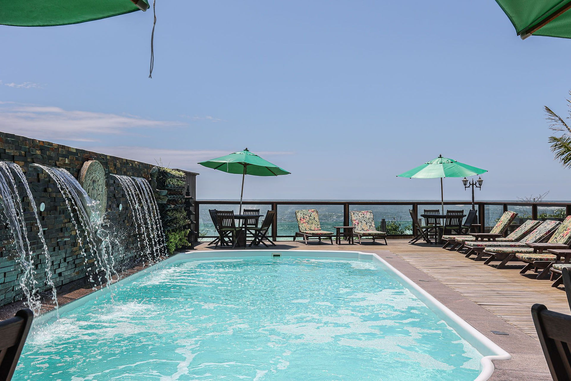 Área externa com piscina da Pousada Estaleiro Guest House