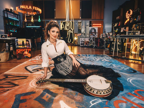 Paula Fernandes apresenta show em Curitiba nesta sexta-feira (17), encantando o público com seus maiores sucessos.