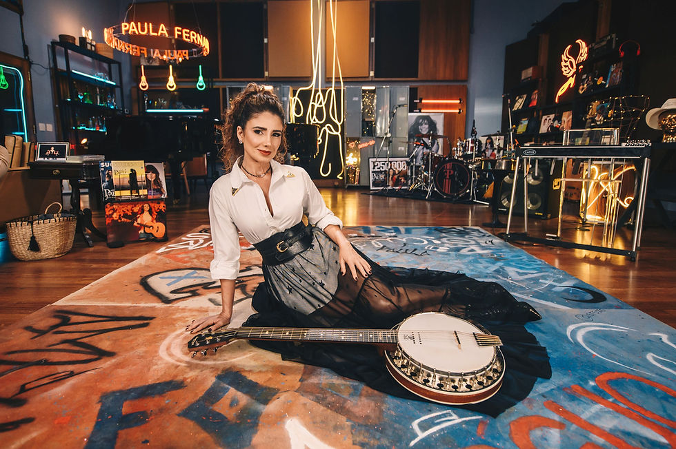 Paula Fernandes apresenta show em Curitiba nesta sexta-feira (17), encantando o público com seus maiores sucessos.