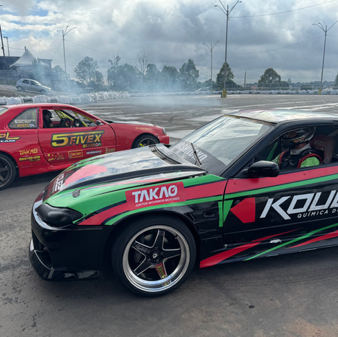 Carros fazendo drift na pista montada na Ceasa Curitiba