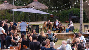 Degustação harmonizada de cervejas artesanais com pratos gastronômicos no Empório Marambaia em Petrópolis