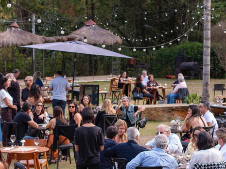 Degustação harmonizada de cervejas artesanais com pratos gastronômicos no Empório Marambaia em Petrópolis