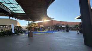Quadra de padel em outlet paranaense com atletas competindo
