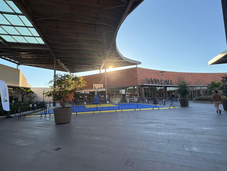 Quadra de padel em outlet paranaense com atletas competindo
