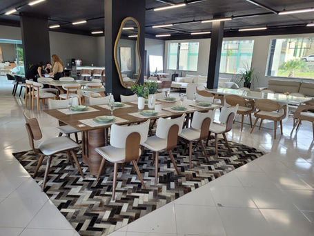 Ambiente de feira de móveis e decoração com expositores apresentando peças direto da fábrica em Campo Largo