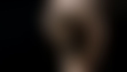 Pessoa com dificuldade para enxergar no escuro