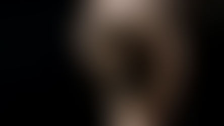 Pessoa com dificuldade para enxergar no escuro