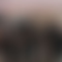 Interior de unidade Juistreet com cliente segurando smoothie colorido em copo transparente, representando estilo jovem e saudável.