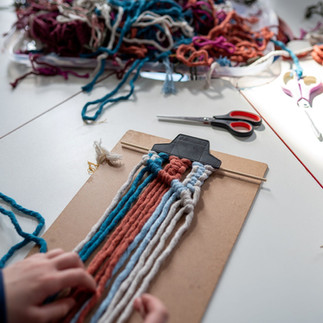 Detalhe de peça de macramê produzida em oficina em Curitiba