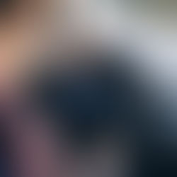 Instrutor e aluno em carro de autoescola em aula prática subsidiada por programa CNH social