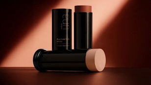 Natura Una Base Stick FPS 50 em bastão com acabamento natural aplicada na pele