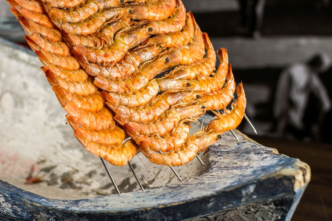 Mesa farta com pratos de peixes e frutos do mar no festival gastronômico
