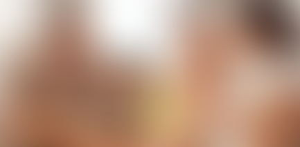 Avó sorridente abraçando o neto em um momento de carinho familiar