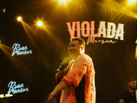 Show sertanejo da Violada do Mansur na Pedreira Paulo Leminski com grande público e palco iluminado