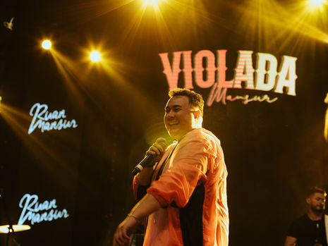 Show sertanejo da Violada do Mansur na Pedreira Paulo Leminski com grande público e palco iluminado
