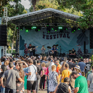 Show de blues ao ar livre na cidade de Antonina durante festival musical