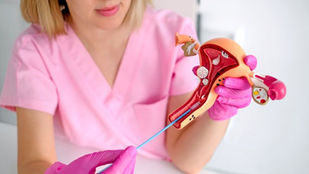 Mulher realizando exame preventivo ginecológico e recebendo orientação sobre vacina contra HPV