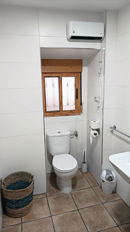 Baño completo con ducha y lavadora en alojamiento rural en Alcalá del Júcar