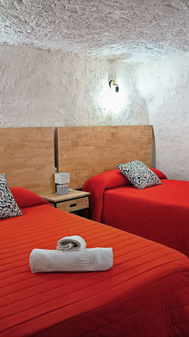 Habitación doble en cueva con dos camas en casa cueva en Alcalá del Júcar