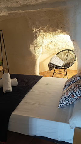 Habitación cueva con cama doble en alojamiento en Alcalá del Júcar