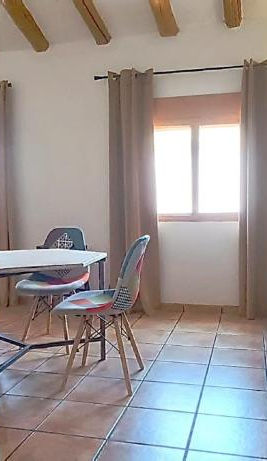 Salón amplio y luminoso en casa cueva en Alcalá del Júcar con zona de descanso y comedor