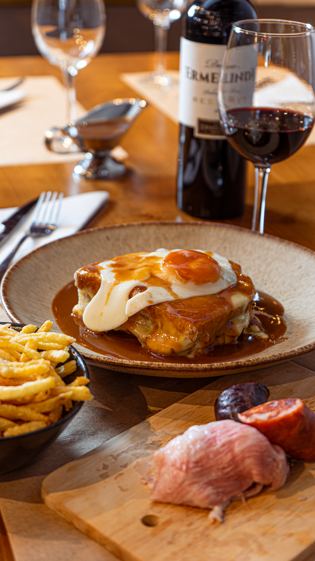 Francesinha tradicional e vinho ermelinda