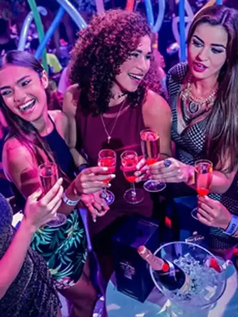  Enjoy an unforgettable nightlife experience with spectacular shows, dancing, and entertainment at Coco Bongo in Punta Cana.